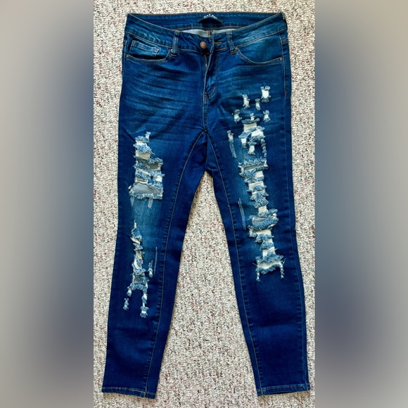 EUC- Ripped Skinny Jeans Size: 11 - Picture 1 of 4